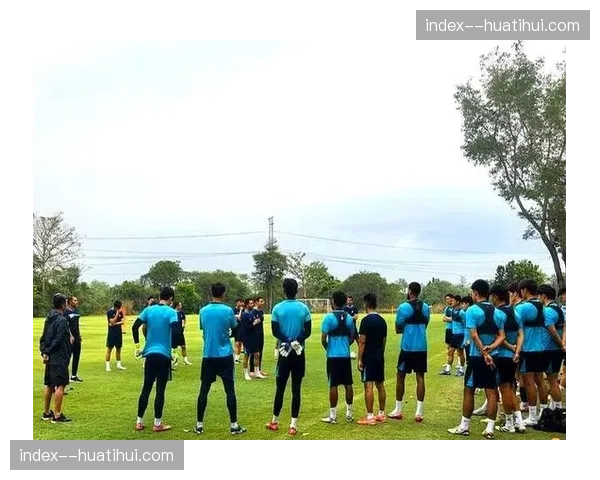 武汉三镇训练基地：新帅莫拉首次带队训练，明天回归首秀