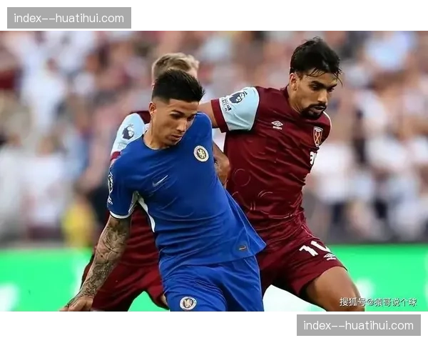 转播画面显示，西汉姆联教练组通过平板电脑向场内传递最新战术指令