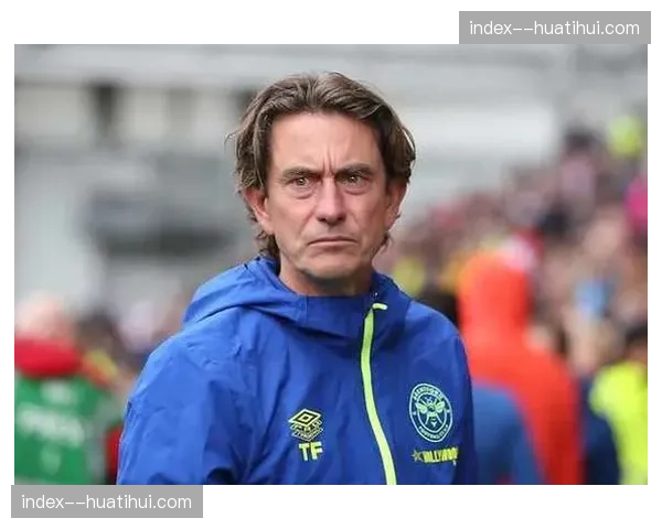 朗斯主帅弗兰克·海斯接受队报专访,详解其“4-4-2菱形中场”压迫体系构建理念